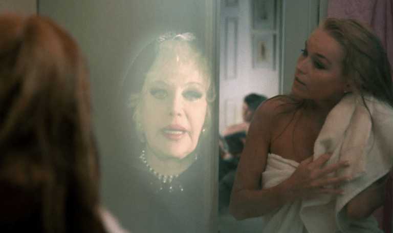 Колдовство - это итальянский фильм ужасов, в котором задействовано зеркало с привидениями.