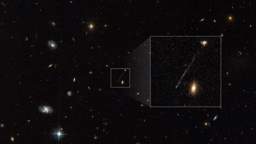 Телескоп Хаббл, возможно, обнаружил сверхмассивную черную дыру, оставляющую за собой шлейф из новорожденных звезд